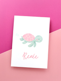 Canva template voor geboortekaartje met een zachte schildpadillustratie in pastelkleuren en naam in roze letters, volledig aanpasbaar in Canva.