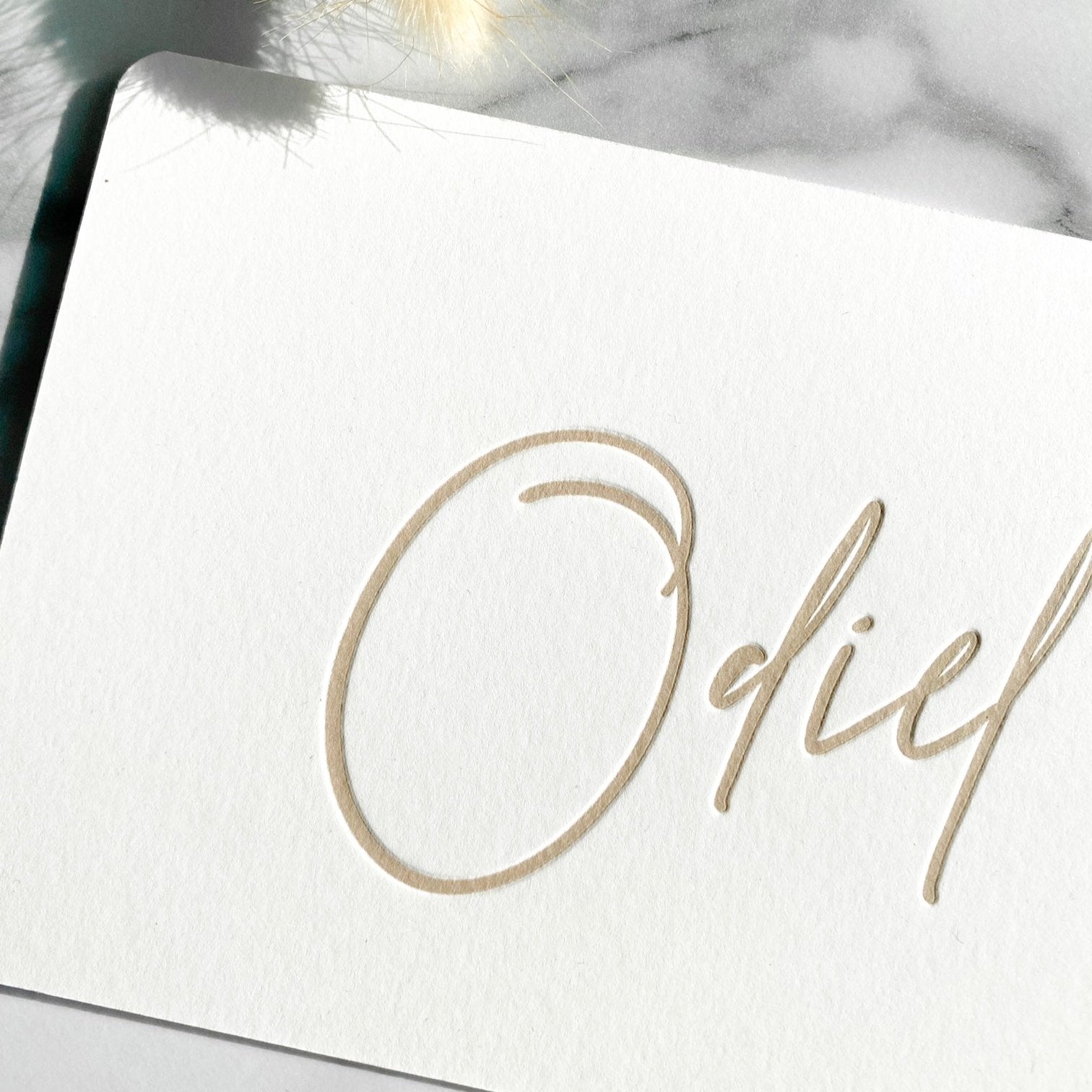 Geboortekaartje wit en beige met diepdruk letters