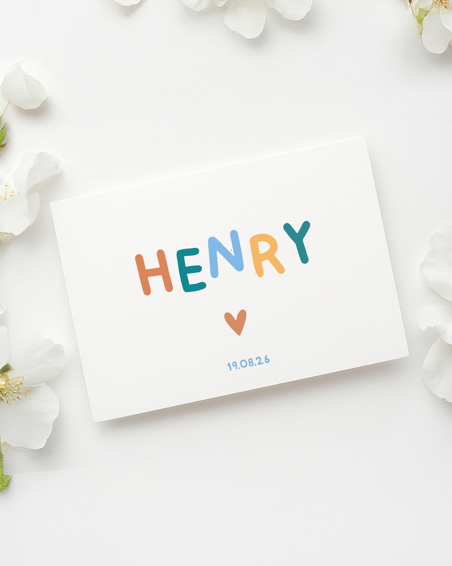 Geboortekaartje met letters in verschillende kleuren