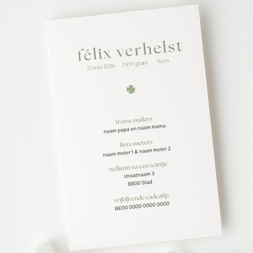Minimalistisch geboortekaartje met klavertje vier