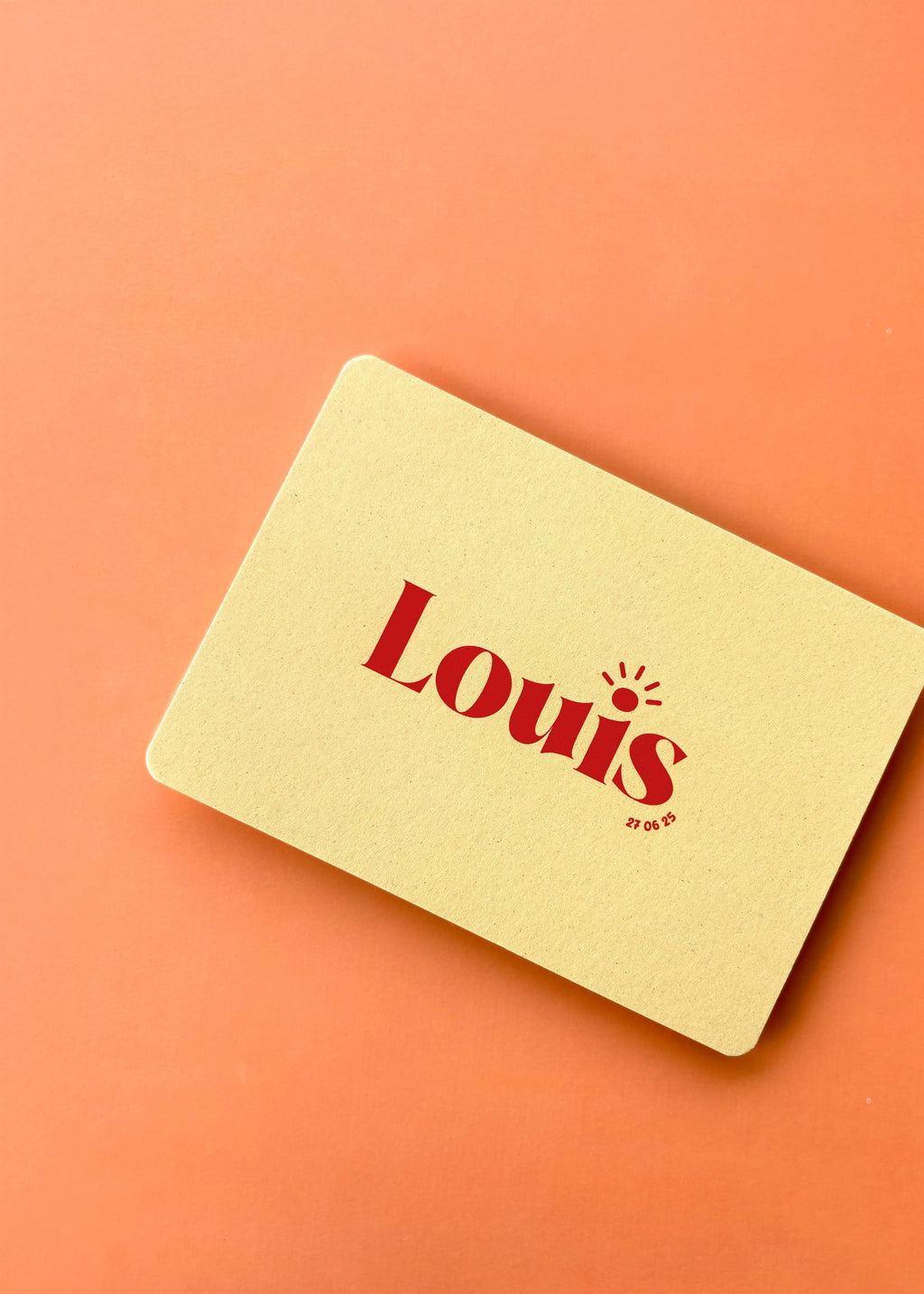 Geboortekaartje in oranje en geel met subtiele zon in verwerkt