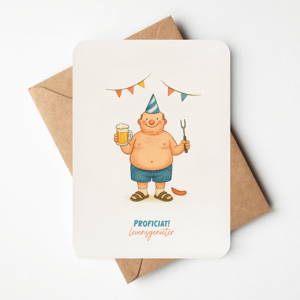 Illustratie van een blije man met bier, barbecuevork en feesthoedje, op een grappige verjaardagskaart met de tekst “Proficiat! Levensgenieter”.