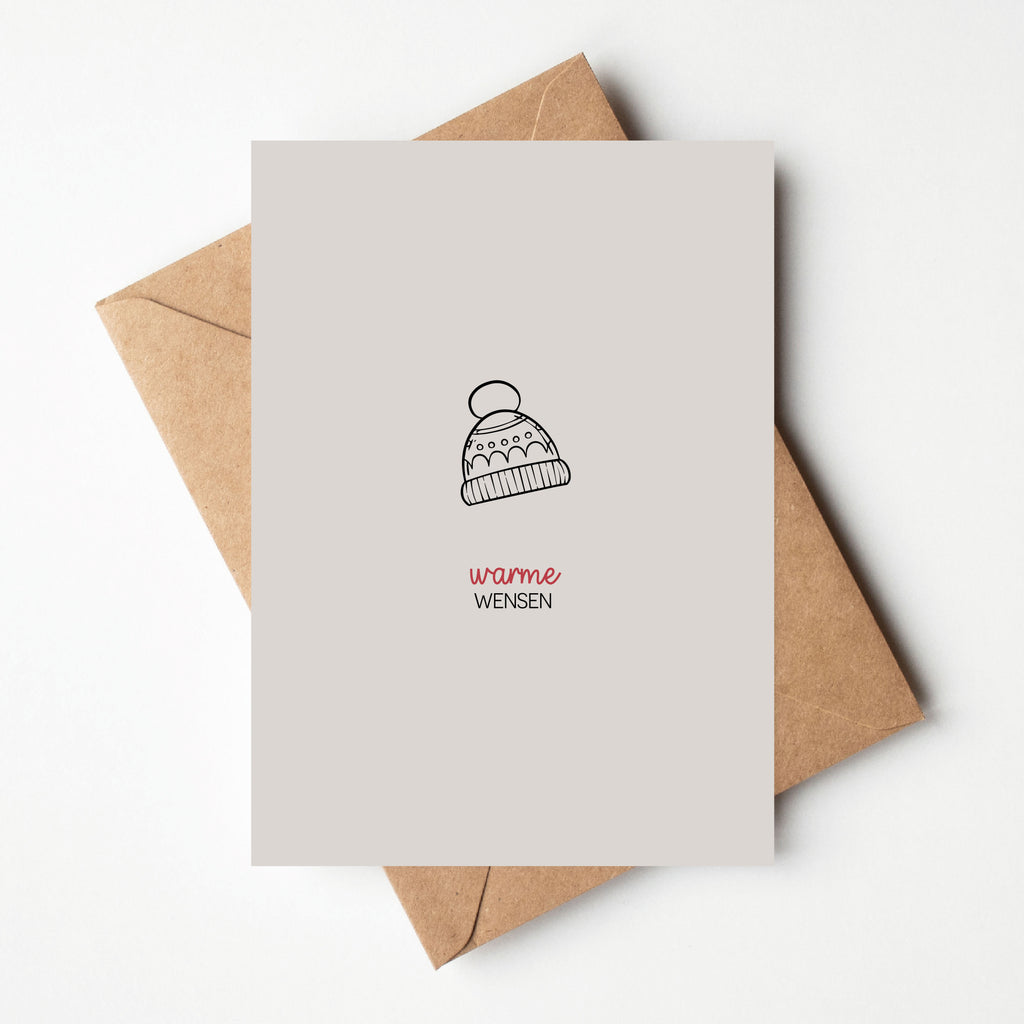 Minimalistische kerstkaart met illustratie van een muts en tekst warme wensen