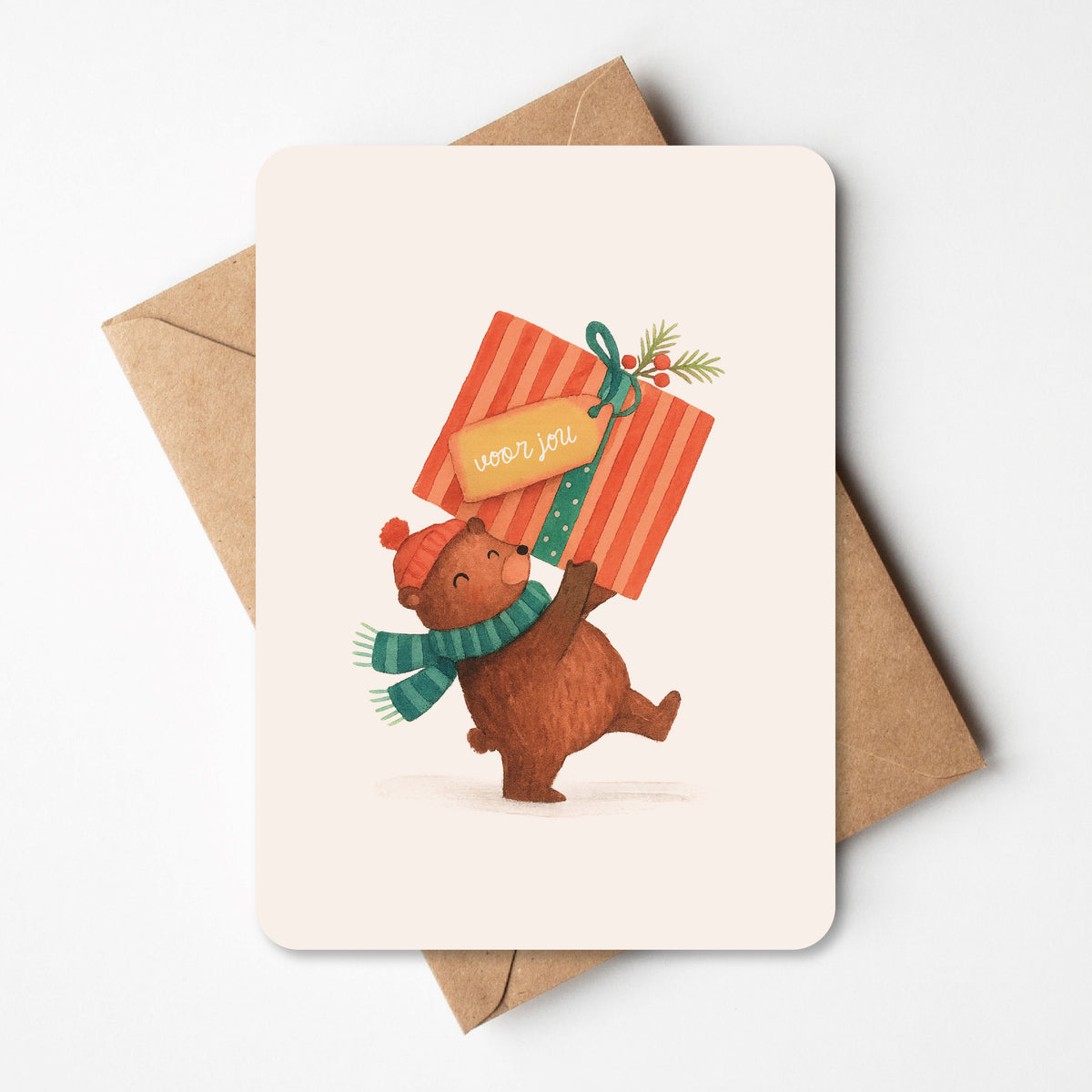 KErstkaart van beer die cadeautje draagt