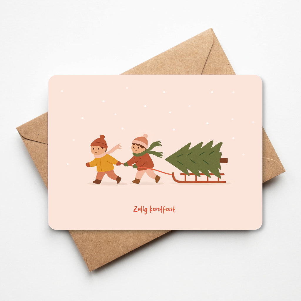 Kindjes trekken slede met kerstboom op