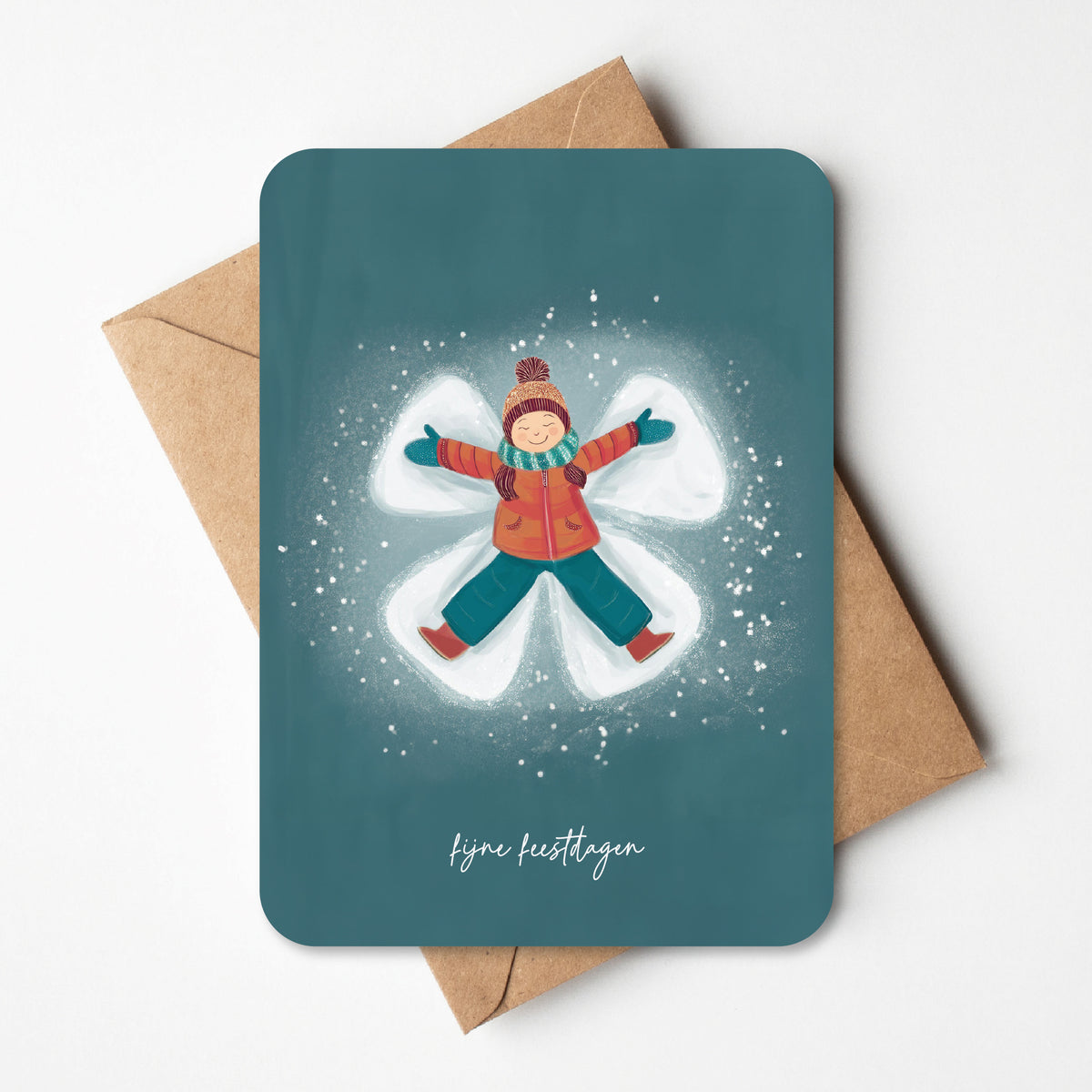 Warme illustratie van meisje die een sneeuwengel maakt int de sneeuw