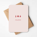  Kerstkaart met een minimalistisch ontwerp van kerstballen, liggend op een bruine envelop.