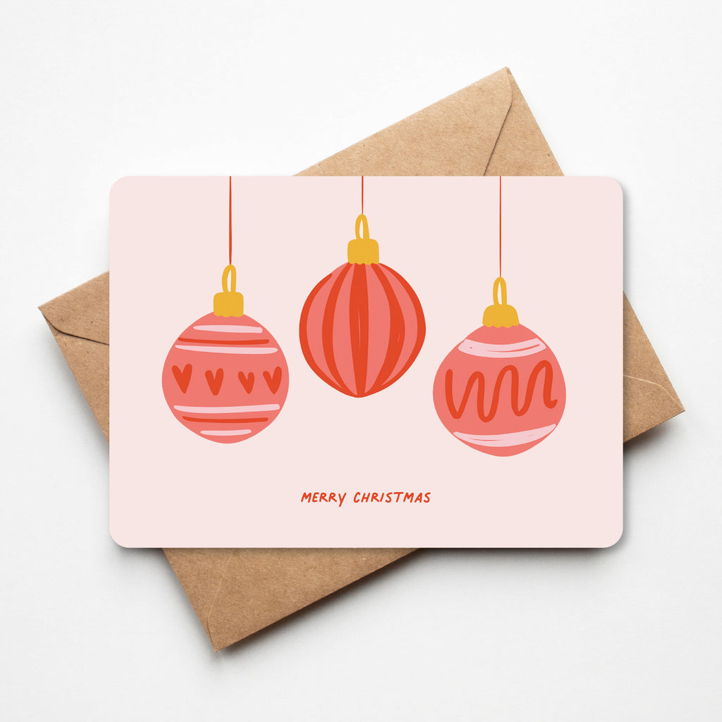 Kerstkaart met roze kerstballen strak
