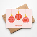 Kerstkaart met roze kerstballen strak