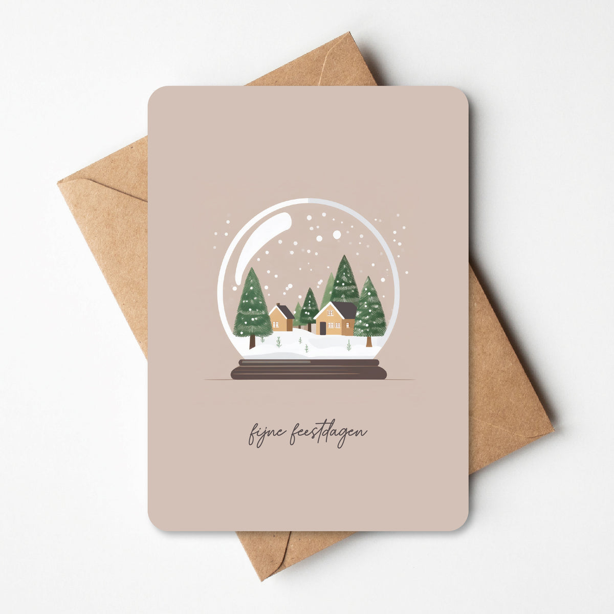Leuke kerstkaart met illustratie van een sneeuwbol