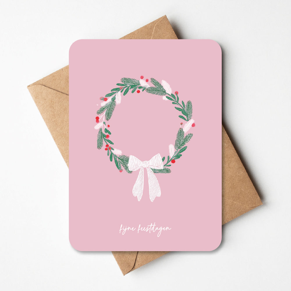 Fijne feestdagen, kerstkaart met roze achtergrond en kerstkrans