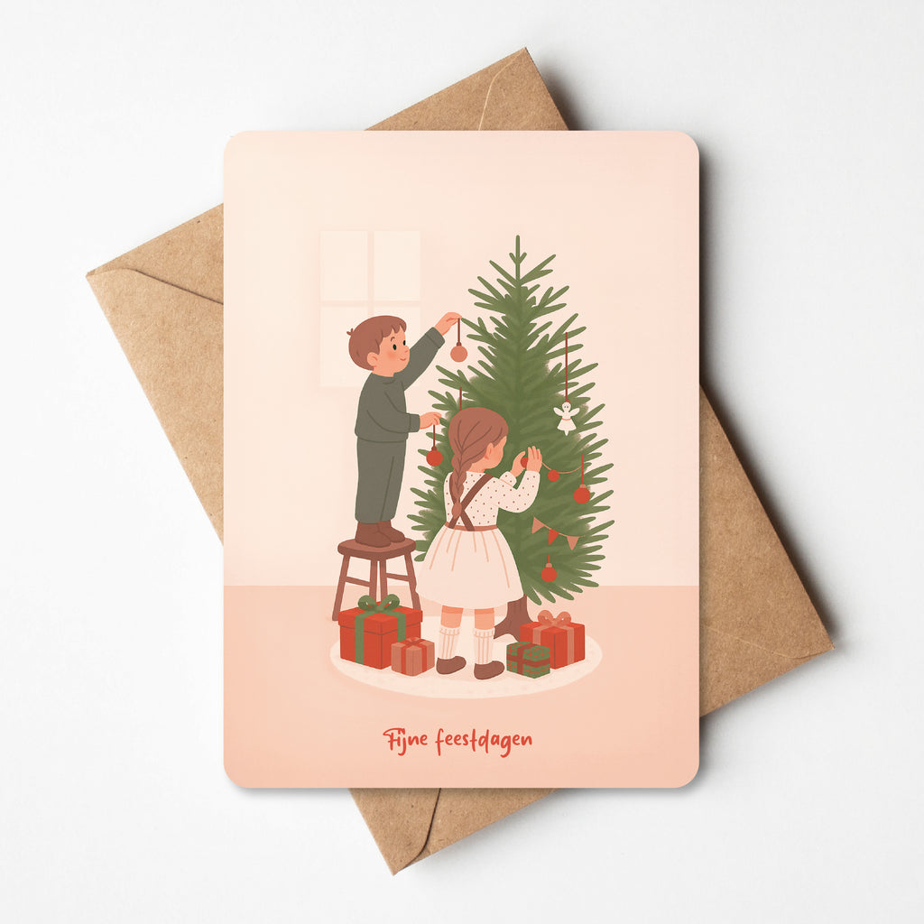 Kerstkaartje met illustratie van twee kindjes die de kerstboom versieren