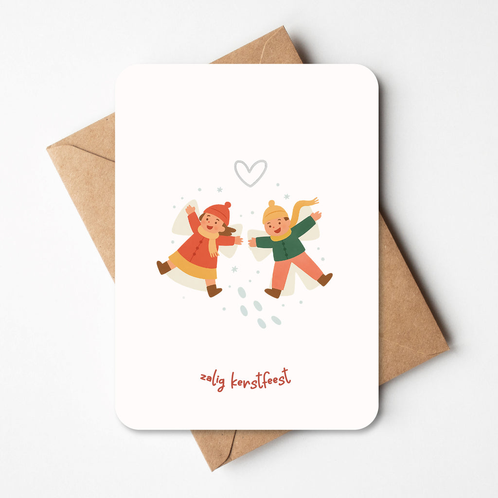 twee kindjes maken sneeuwengel