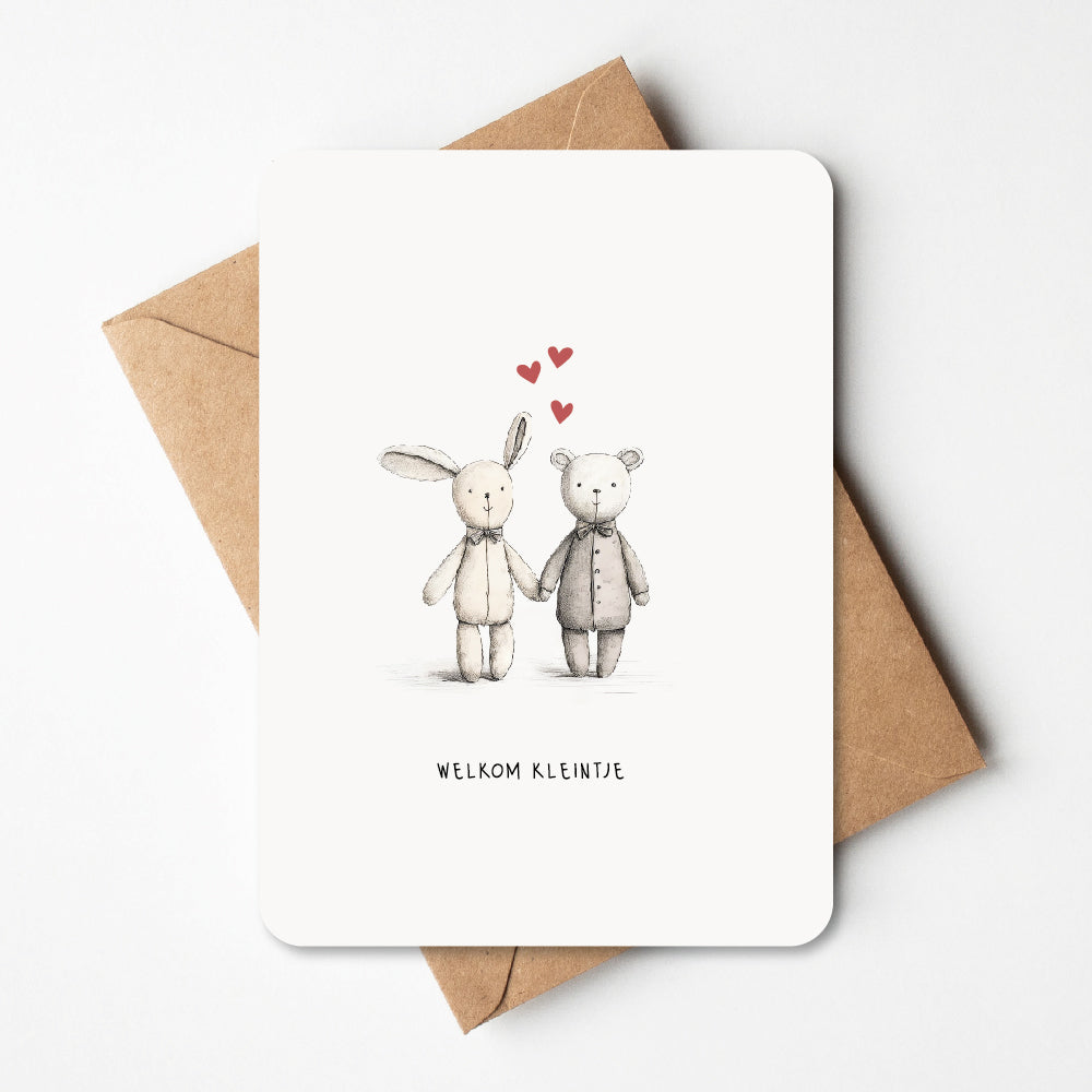 Schattige wenskaart van knuffel konijn en beer die elkaars handjes vast hebben. Tekst welkom kleintje. Heel lief en modern. Kan voor jongen als meisje gebruikt worden