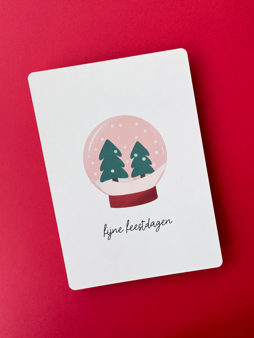 Leuke kerstkaart met illustratie van sneeuwbol
