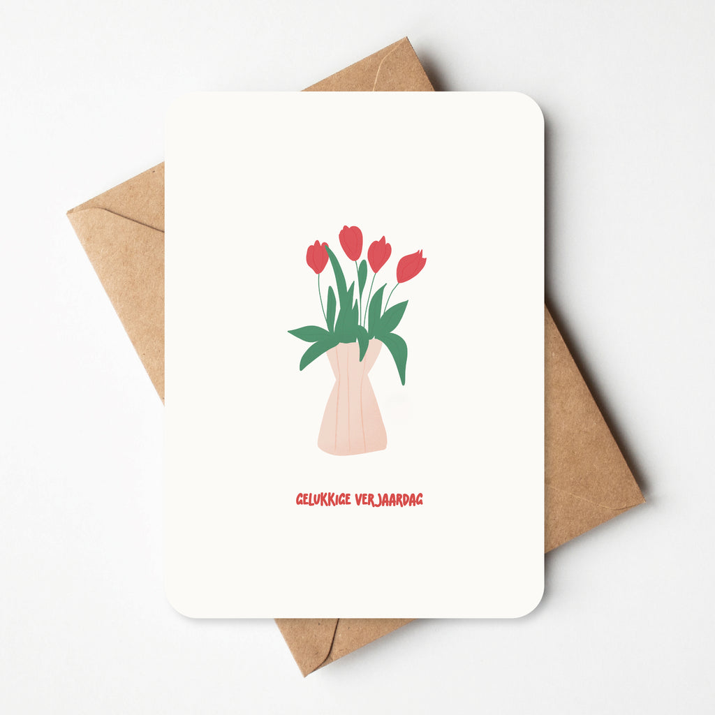 Verjaardagskaartje voor vrouw met illustratie van rode tulpen in een roze vaas.