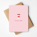 Schattig kaartje met illustratie van koffie in beker en tekst love you a latte