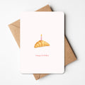 Verjaardagskaart met illustratie van een croissant met een roze verjaardagskaarsje