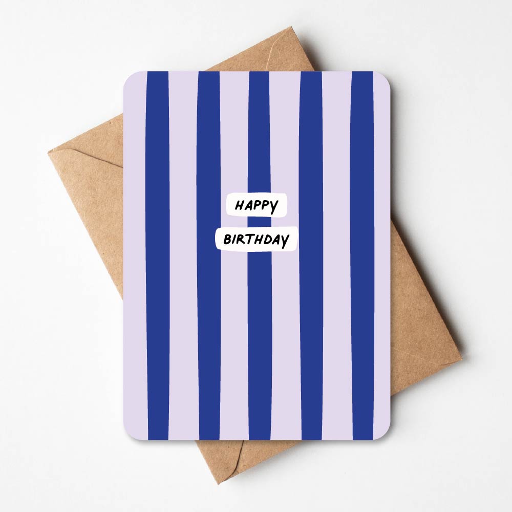 Verjaardagskaart met donkerblauwe en lichtlila strepen, Happy Birthday-tekst en kraften envelop
