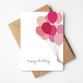 Leuke wenskaart met illustratie van hand dat roze balonnen vasthoud