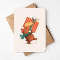KErstkaart van beer die cadeautje draagt
