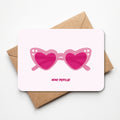 Schattig kaartje met een roze bril, perfect voor verjaardagen, feestjes en communies, met een vrolijk ontwerp voor meisjes en speciale momenten.