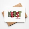 Minimalistische kerstkaart met de tekst "liefdevolle kerst" in een elegante stijl, liggend op een bruine envelop.
