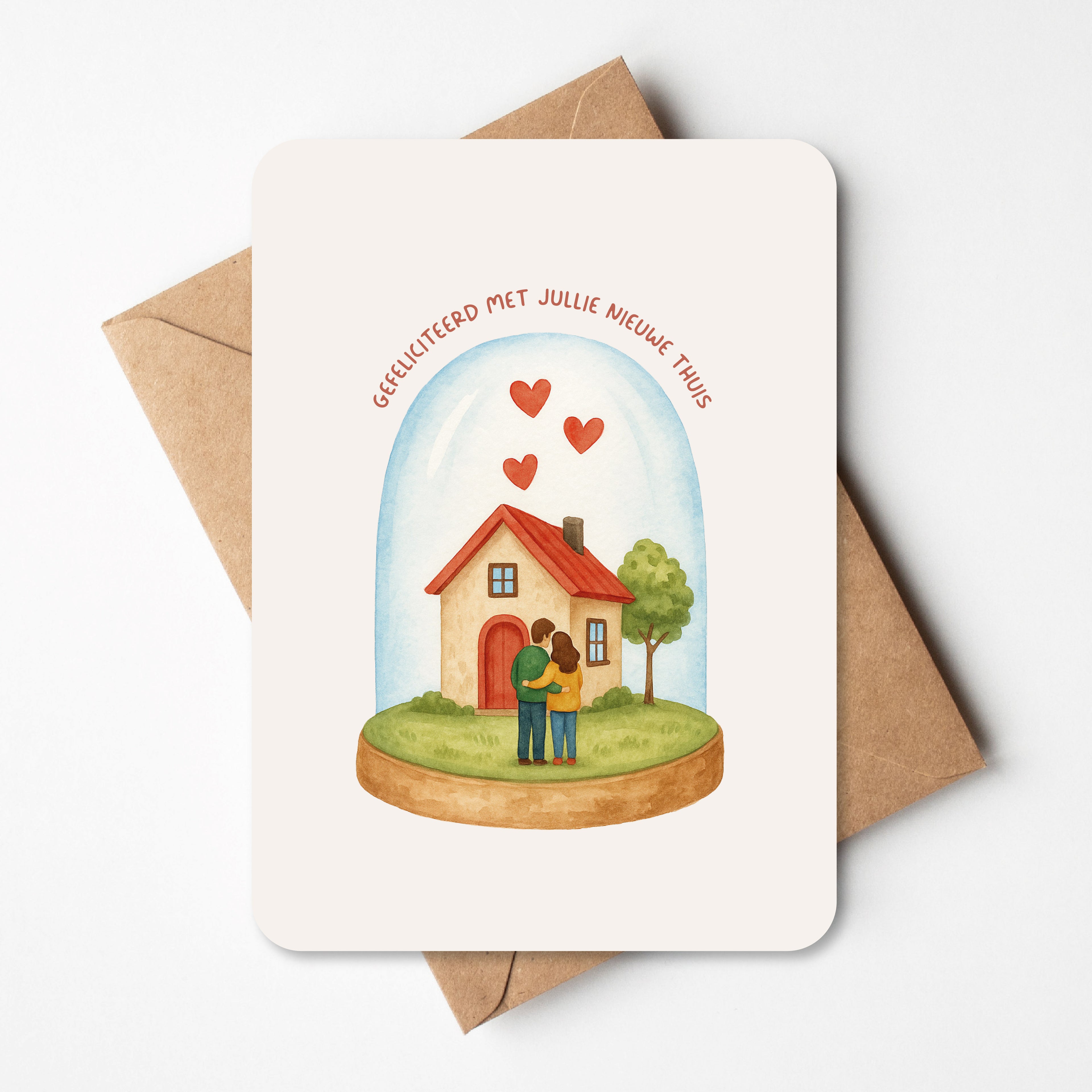 Een warm kaartje met een illustratie van een koppel dat samen hun nieuwe huis bewondert, onder een glazen stolp vol hartjes. De tekst ‘Gefeliciteerd met jullie nieuwe thuis’ maakt dit ontwerp perfect om iemand te feliciteren met een verhuis of nieuw hoofdstuk.
