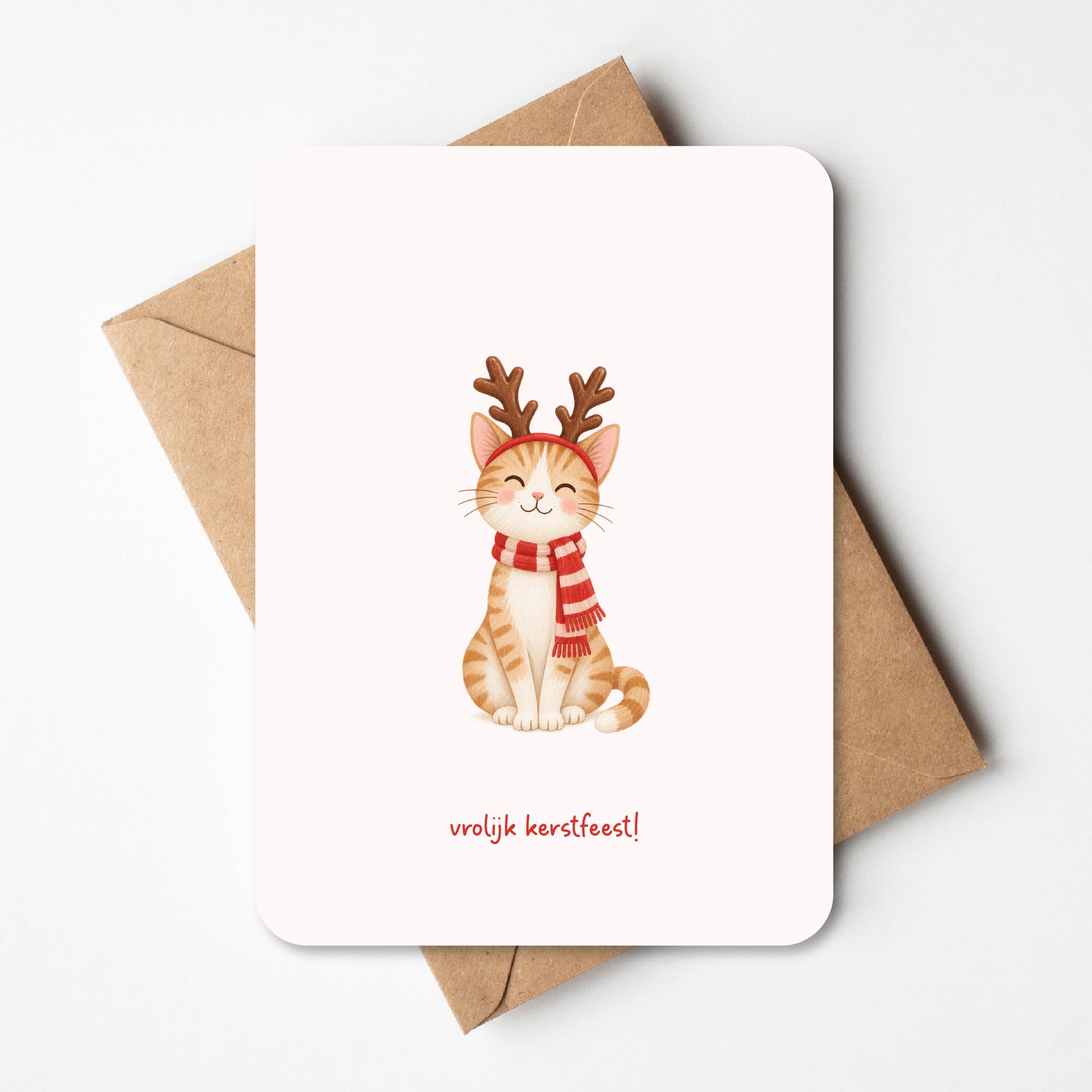 schattige kerstkaart van kat met rendiergewei oortjes en sjaal vrolijk kerstfeest