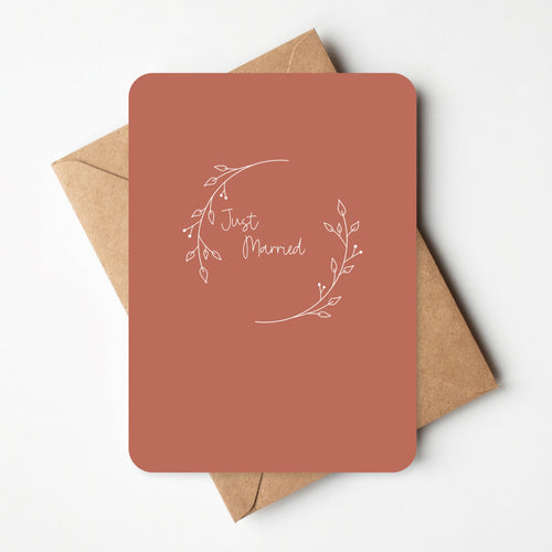 Elegante huwelijkskaart met de tekst "Just Married" – ideaal om het pasgetrouwde koppel te feliciteren op hun trouwdag.