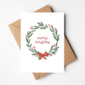 Kerstkaart met een groene kerstkrans, ideaal voor het versturen van warme kerstgroeten.